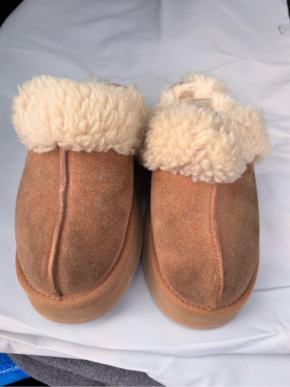 UGG Women’s Chestnut Suede slip-ons Size 6